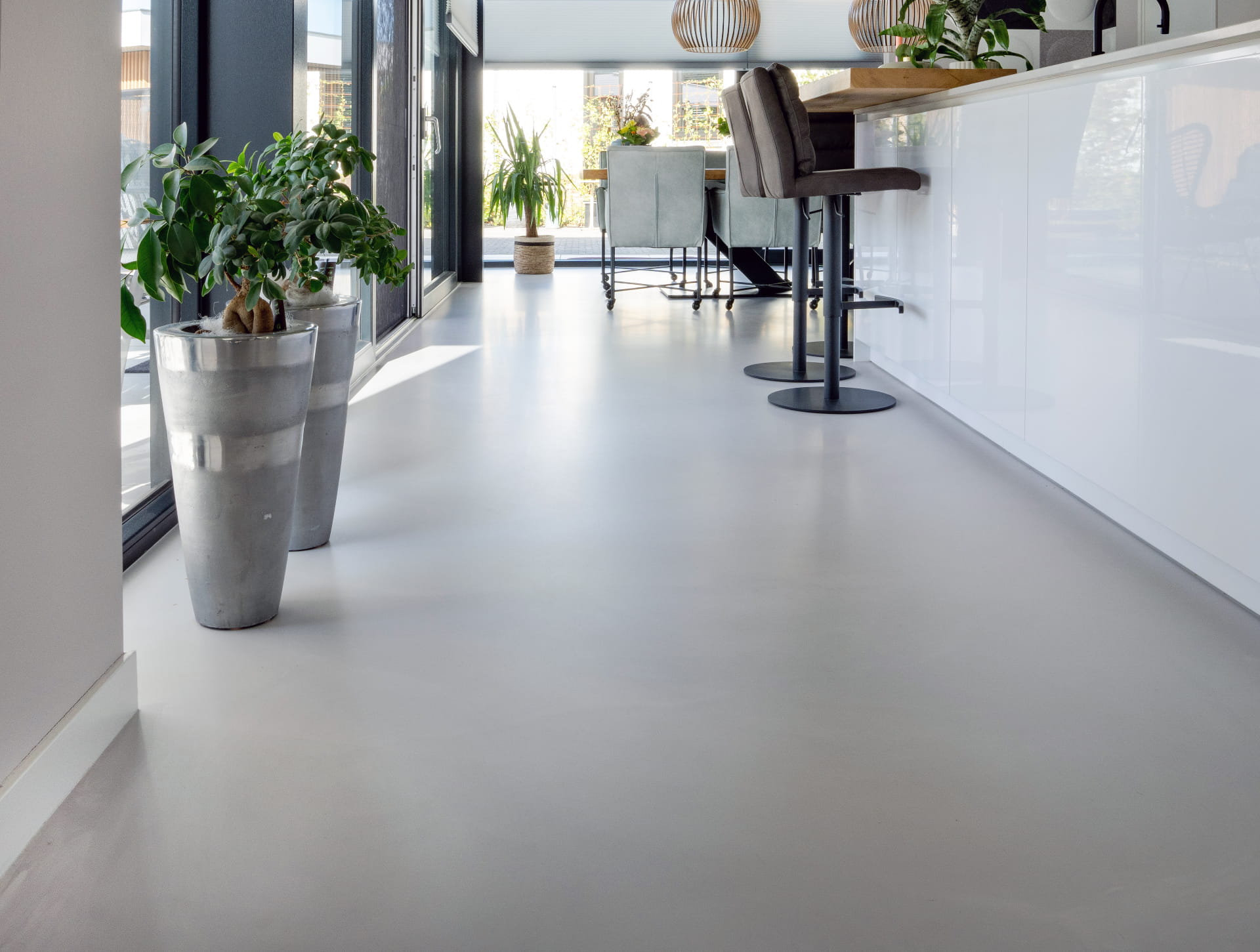 Lichte naadloze gietvloer in een moderne keuken van Levels